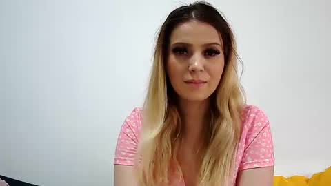 Snapshot of baby_blondee chatting on January 25, 12:05 pm Baby Blonde online show from January 25, 12:05 pm