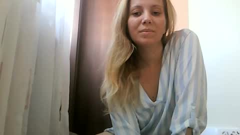 Snapshot of baby_blondee chatting on October 28, 11:14 am Baby Blonde online show from October 28, 11:14 am