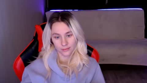 baby_kitte online show from December 12, 12:38 am