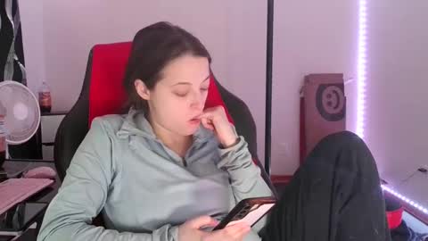 Snapshot of bambiboo8113 chatting on February 24, 4:05 am bambiboo8113 online show from February 24, 4:05 am