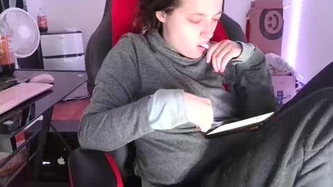 Snapshot of bambiboo8113 chatting on February 25, 1:20 am bambiboo8113 online show from February 25, 1:20 am