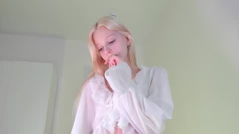 Snapshot of barbie_bella07 chatting on November 21, 2:54 am Bella online show from November 21, 2:54 am