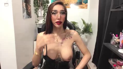 Snapshot of barbiekharie chatting on November 24, 6:29 pm Issa Trap online show from November 24, 6:29 pm