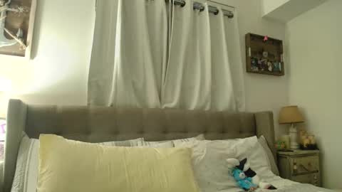 Snapshot of beach_bunny69 chatting on December 16, 5:45 am Emma online show from December 16, 5:45 am