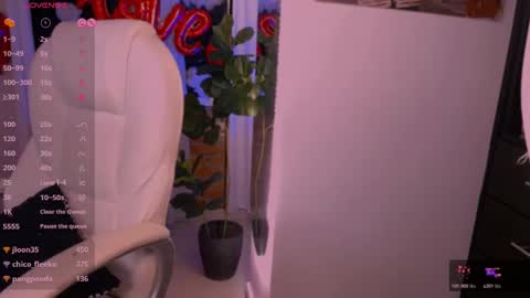 Snapshot of beautifulchleo chatting on February 15, 4:36 am Chleo online show from February 15, 4:36 am