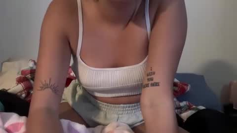 Snapshot of becca0101 chatting on December 3, 4:39 pm Becca Hart online show from December 3, 4:39 pm