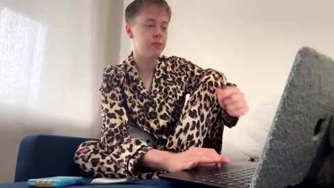 Snapshot of beeb0y chatting on September 15, 10:59 am beeb0y online show from September 15, 10:59 am