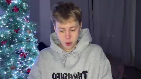 Snapshot of beeb0y chatting on November 30, 5:28 pm beeb0y online show from November 30, 5:28 pm