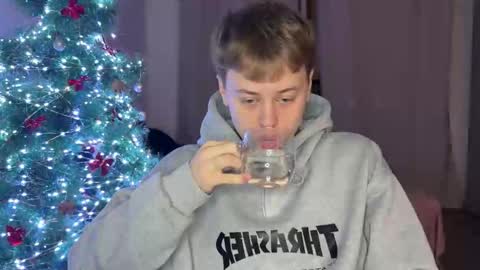 Snapshot of beeb0y chatting on December 1, 2:11 pm beeb0y online show from December 1, 2:11 pm