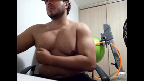 Snapshot of beefypecs_10 chatting on December 17, 3:28 am Criss2fer online show from December 17, 3:28 am