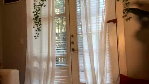 Snapshot of beeutee437 chatting on October 22, 9:14 pm veronica B online show from October 22, 9:14 pm