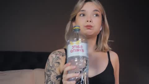 Snapshot of bella_alita chatting on March 6, 8:16 pm lita online show from March 6, 8:16 pm