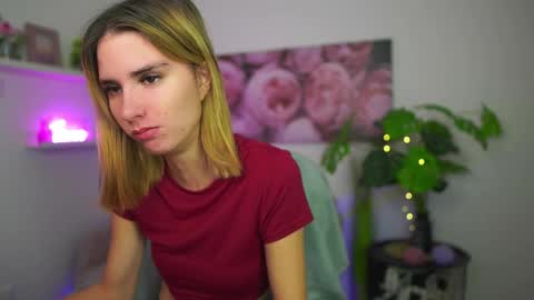 Snapshot of bella_blonde18 chatting on December 15, 2:21 pm BellaBlonde online show from December 15, 2:21 pm