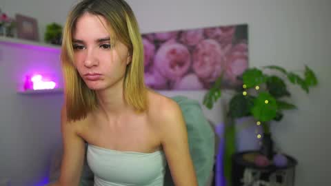 Snapshot of bella_blonde18 chatting on December 18, 2:45 pm BellaBlonde online show from December 18, 2:45 pm