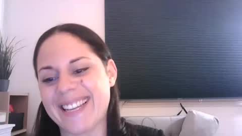 Snapshot of bella_sexy_feet chatting on December 14, 5:03 pm bella_sexy_feet online show from December 14, 5:03 pm