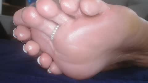 Snapshot of bella_sexy_feet chatting on February 26, 3:52 pm bella_sexy_feet online show from February 26, 3:52 pm