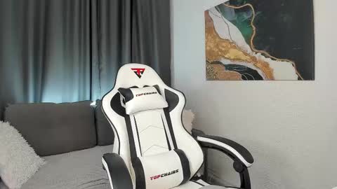 Hi I am Bella I am a first day here online show from October 24, 3:14 am