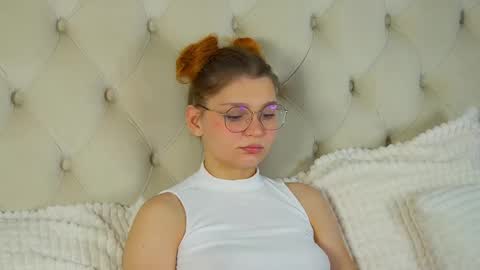 Snapshot of bellamarebelle chatting on November 18, 5:01 am BellaMarebelle online show from November 18, 5:01 am