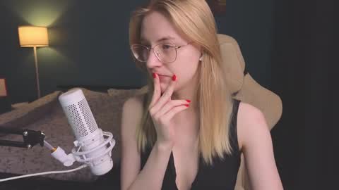 Alice online show from December 5, 7:49 pm