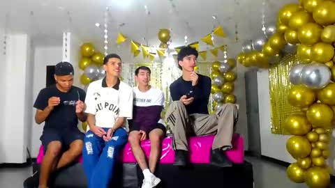 Snapshot of benz_boys chatting on January 17, 12:10 pm benz boys online show from January 17, 12:10 pm