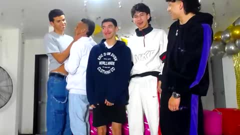 Snapshot of benz_boys chatting on February 3, 12:25 pm benz boys online show from February 3, 12:25 pm