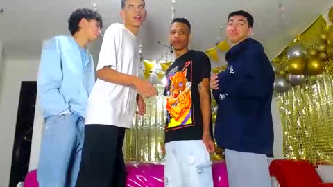 Snapshot of benz_boys chatting on February 4, 12:11 pm benz boys online show from February 4, 12:11 pm