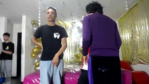 Snapshot of benz_boys chatting on February 6, 2:04 pm benz boys online show from February 6, 2:04 pm