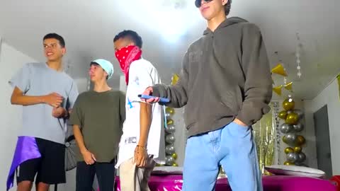 Snapshot of benz_boys chatting on February 13, 12:43 pm benz boys online show from February 13, 12:43 pm