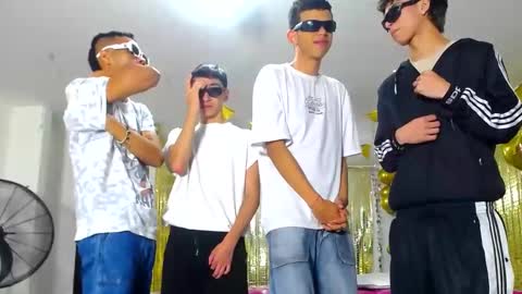 Snapshot of benz_boys chatting on February 16, 12:10 pm benz boys online show from February 16, 12:10 pm