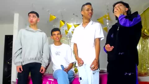 Snapshot of benz_boys chatting on February 21, 12:17 pm benz boys online show from February 21, 12:17 pm