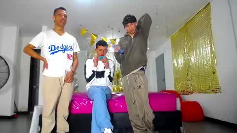 Snapshot of benz_boys chatting on February 25, 12:03 pm benz boys online show from February 25, 12:03 pm