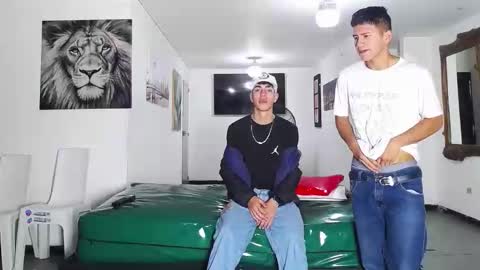 Snapshot of benz_boys chatting on September 11, 11:32 am benz boys online show from September 11, 11:32 am