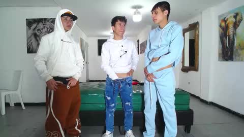 Snapshot of benz_boys chatting on October 31, 11:44 am benz boys online show from October 31, 11:44 am