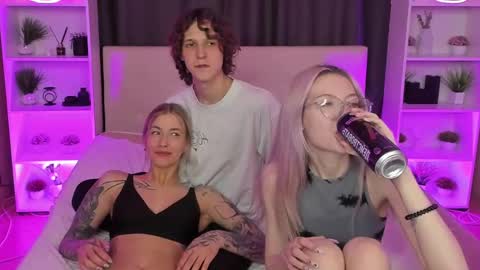 Danny and Kira online show from February 15, 8:43 pm