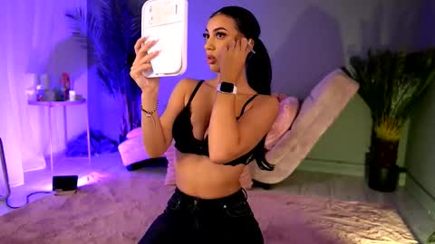 Snapshot of betsygonzale chatting on October 3, 4:20 am Betty online show from October 3, 4:20 am