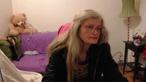 blairfort online show from December 5, 3:04 am