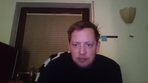 Snapshot of blonde32m chatting on January 2, 5:46 am blonde32m online show from January 2, 5:46 am