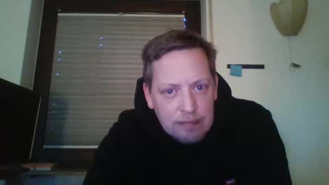 Snapshot of blonde32m chatting on January 3, 3:33 pm blonde32m online show from January 3, 3:33 pm