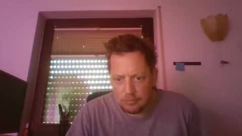 Snapshot of blonde32m chatting on October 5, 6:45 am blonde32m online show from October 5, 6:45 am