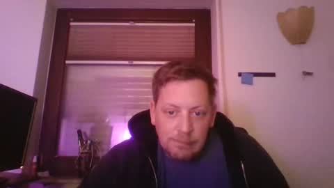 Snapshot of blonde32m chatting on November 16, 4:34 pm blonde32m online show from November 16, 4:34 pm