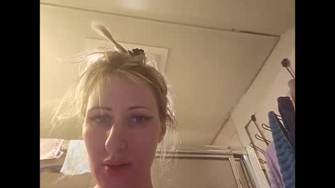 Snapshot of blondebellaaa3 chatting on January 2, 6:12 pm Gia online show from January 2, 6:12 pm