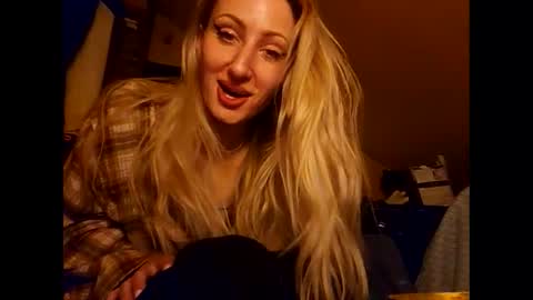Snapshot of blondebellaaa3 chatting on January 18, 3:53 am Gia online show from January 18, 3:53 am