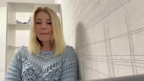 Snapshot of blondie_xoxoxo chatting on September 22, 9:22 am blondie_xoxoxo online show from September 22, 9:22 am