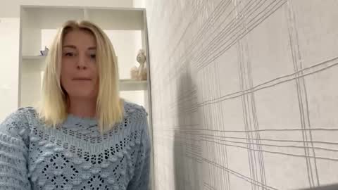 Snapshot of blondie_xoxoxo chatting on September 28, 1:49 pm blondie_xoxoxo online show from September 28, 1:49 pm