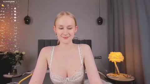 Mia online show from March 12, 9:35 pm