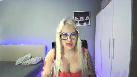 Snapshot of blondleyla chatting on November 13, 3:11 pm BlondLeyla online show from November 13, 3:11 pm