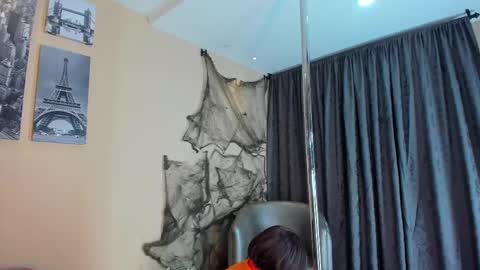 Snapshot of blue_sixx chatting on October 19, 7:36 pm blue_sixx online show from October 19, 7:36 pm