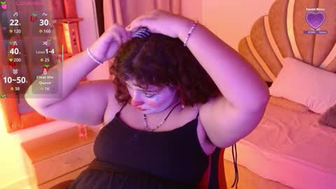 Snapshot of blueevelvet chatting on October 31, 10:44 pm Bluee online show from October 31, 10:44 pm