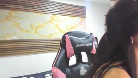 Snapshot of bonnie_bu chatting on October 28, 7:05 pm becky online show from October 28, 7:05 pm