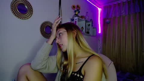 Snapshot of bonny_clyde_xx_ chatting on December 11, 5:32 am Soffy Brooks Independent model online show from December 11, 5:32 am